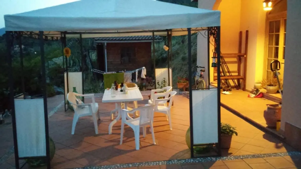 بيت ضيافة Room In Villa - Room In The Hills With Garden And Sea View San Salvatore